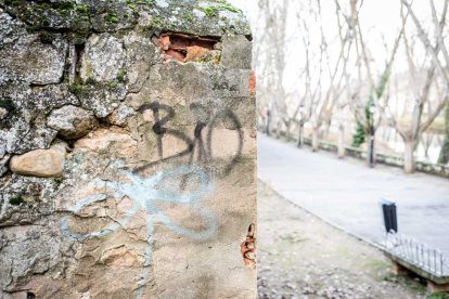 Nuevas pintadas se suman al deterioro de la zona