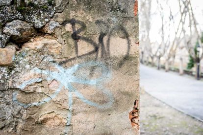 Nuevas pintadas se suman al deterioro de la zona