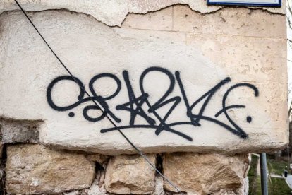 Nuevas pintadas se suman al deterioro de la zona