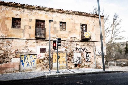 Nuevas pintadas se suman al deterioro de la zona