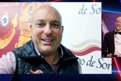 El director de la Marca de Garantía del Torrezno de Soria, Juanjo Delgado, apoyando al soriano en la gala final.