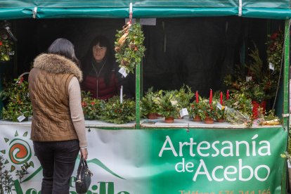 Venta de centros artesanos de acebo en una calle comercial de Soria