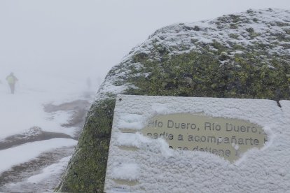 La placa en el nacimiento de río Duero bajo la nieve.