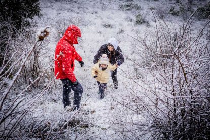 La nieve no mermó las ganas de instalar el Nacimiento