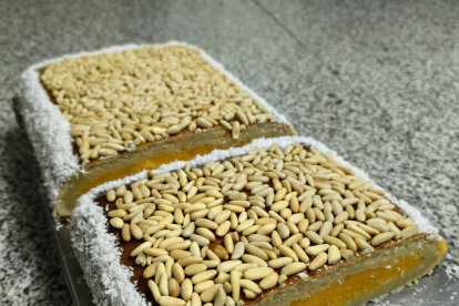 Turrón de yema cuajada con piñones y borde de coco rallado, una creación elaborada a mano en el obrador de Arcos de Jalón que combina tradición y estética festiva