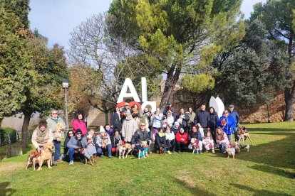 Foto de familia de mascotas y propietarios en la Arboleda.