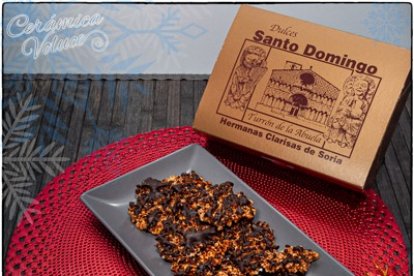 El turrón artesanal que elaboran las Hermanas Clarisas combina almendra y chocolate negro y se prepara de forma manual siguiendo una receta tradicional.