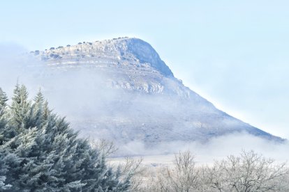 El Pico Frentes emerge entre la niebla con una fuerte helada.