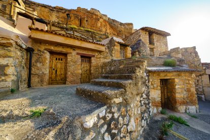 Las bodegas y cuevas excavadas en la ladera del cerro del castillo forman parte del patrimonio etnográfico de San Esteban de Gormaz y reflejan su arraigada tradición vitivinícola.