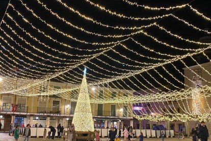 El Burgo de Osma disfruta de la pista de patinaje sobre hielo a la espera de los Reyes Magos.