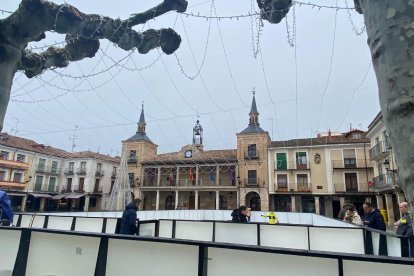 El Burgo de Osma disfruta de la pista de patinaje sobre hielo a la espera de los Reyes Magos.