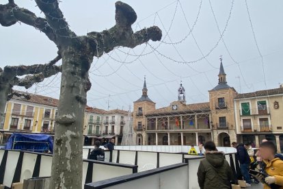 El Burgo de Osma disfruta de la pista de patinaje sobre hielo a la espera de los Reyes Magos.