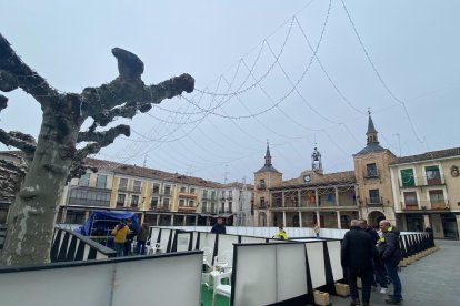 El Burgo de Osma disfruta de la pista de patinaje sobre hielo a la espera de los Reyes Magos.