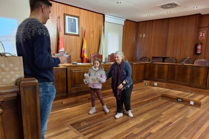 Almazán hace entrega de sus premios navideños.