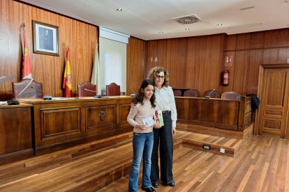 Almazán hace entrega de sus premios navideños.