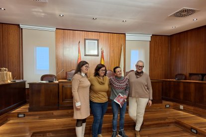 Almazán hace entrega de sus premios navideños.