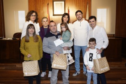 Almazán hace entrega de sus premios navideños.