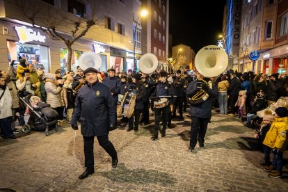 Una preciosa y colorida marcha acompañó a los Reyes Magos.