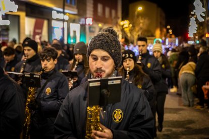 Una preciosa y colorida marcha acompañó a los Reyes Magos.