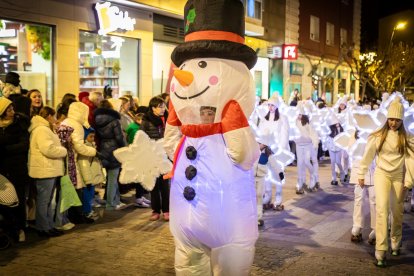 Una preciosa y colorida marcha acompañó a los Reyes Magos.