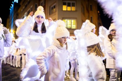 Una preciosa y colorida marcha acompañó a los Reyes Magos.
