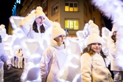 Una preciosa y colorida marcha acompañó a los Reyes Magos.