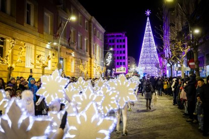 Una preciosa y colorida marcha acompañó a los Reyes Magos.