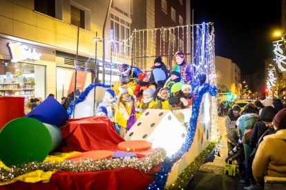 Una preciosa y colorida marcha acompañó a los Reyes Magos.
