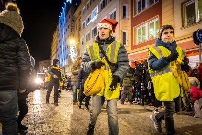 Una preciosa y colorida marcha acompañó a los Reyes Magos.