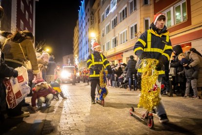 Una preciosa y colorida marcha acompañó a los Reyes Magos.