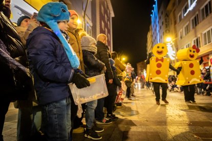 Una preciosa y colorida marcha acompañó a los Reyes Magos.