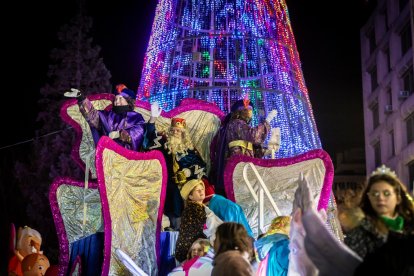 Una preciosa y colorida marcha acompañó a los Reyes Magos.