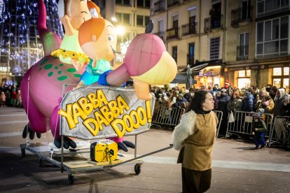 Una preciosa y colorida marcha acompañó a los Reyes Magos.