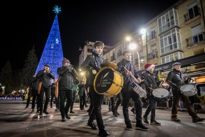 Una preciosa y colorida marcha acompañó a los Reyes Magos.