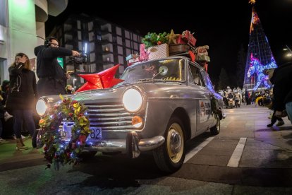 Una preciosa y colorida marcha acompañó a los Reyes Magos.