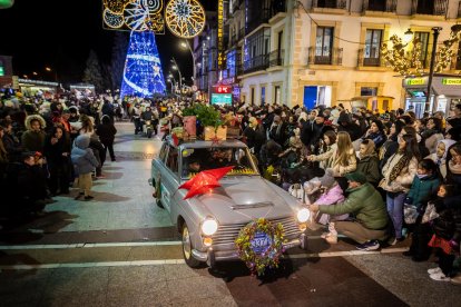 Una preciosa y colorida marcha acompañó a los Reyes Magos.