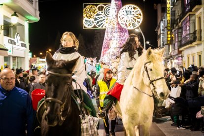 Una preciosa y colorida marcha acompañó a los Reyes Magos.