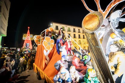Una preciosa y colorida marcha acompañó a los Reyes Magos.