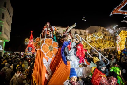 Una preciosa y colorida marcha acompañó a los Reyes Magos.