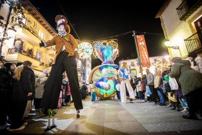 Una preciosa y colorida marcha acompañó a los Reyes Magos.