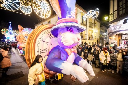 Una preciosa y colorida marcha acompañó a los Reyes Magos.