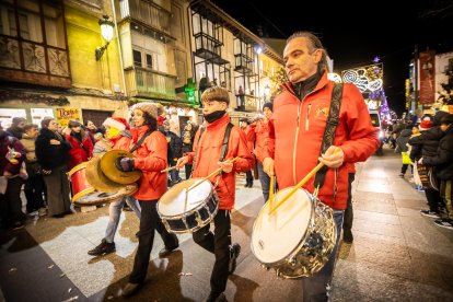 Una preciosa y colorida marcha acompañó a los Reyes Magos.