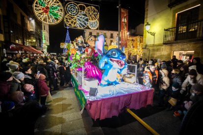 Una preciosa y colorida marcha acompañó a los Reyes Magos.