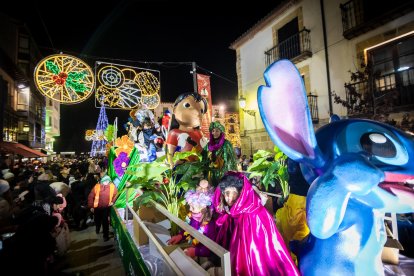 Una preciosa y colorida marcha acompañó a los Reyes Magos.
