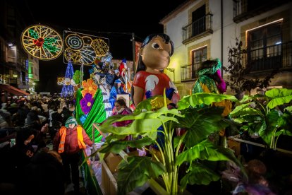 Una preciosa y colorida marcha acompañó a los Reyes Magos.