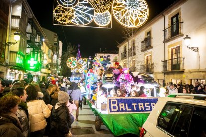 Una preciosa y colorida marcha acompañó a los Reyes Magos.