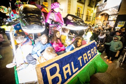 Una preciosa y colorida marcha acompañó a los Reyes Magos.