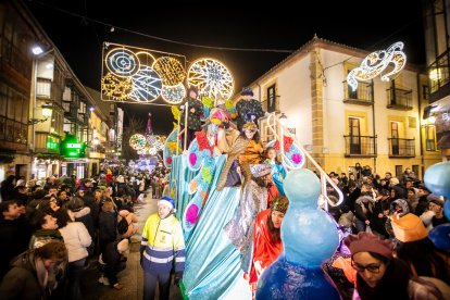 Una preciosa y colorida marcha acompañó a los Reyes Magos.