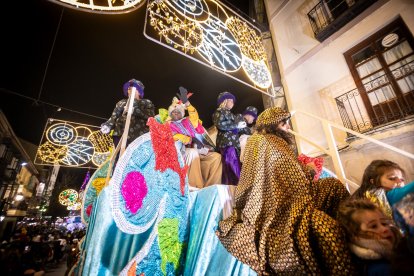 Una preciosa y colorida marcha acompañó a los Reyes Magos.