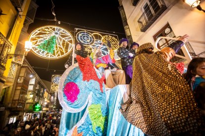 Una preciosa y colorida marcha acompañó a los Reyes Magos.